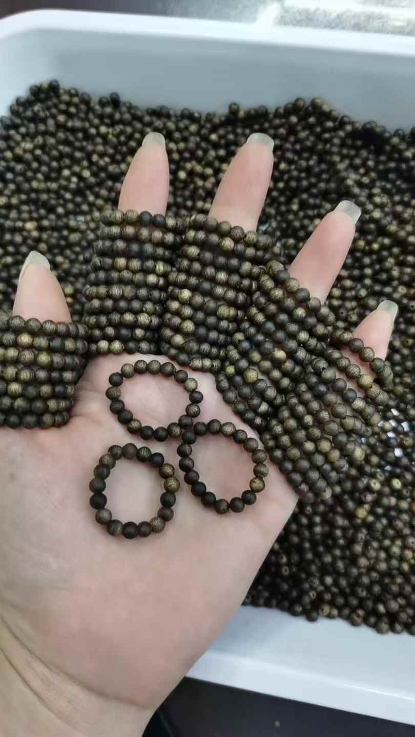 خاتم إصبع صغير من خشب العود الأخضر كينام