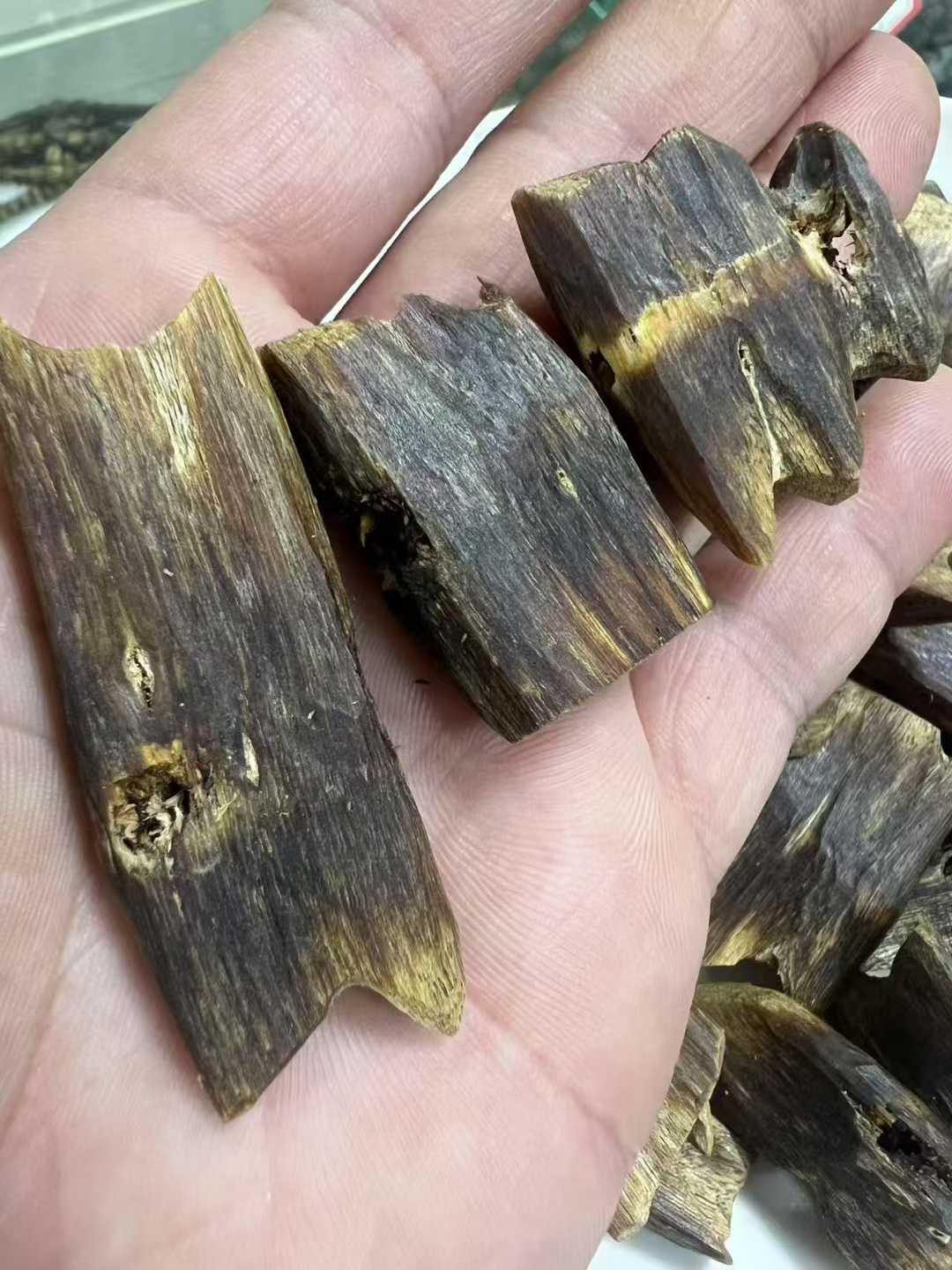 Agarwood WuShenYuanYe Red oil chunks raw materials