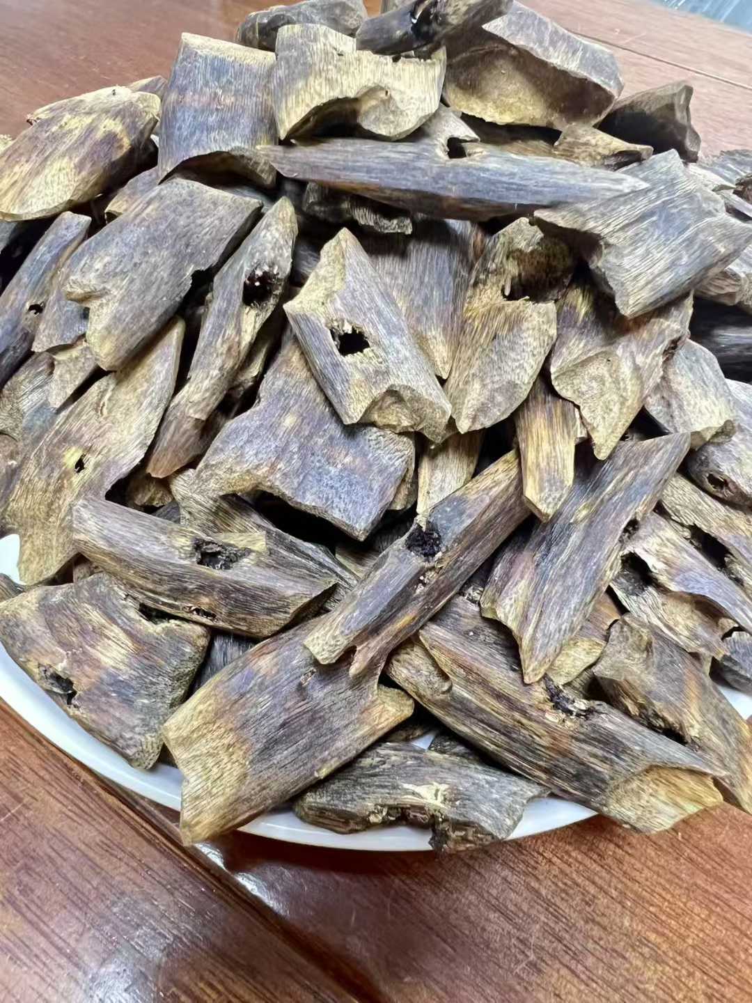 Agarwood WuShenYuanYe Red oil chunks raw materials