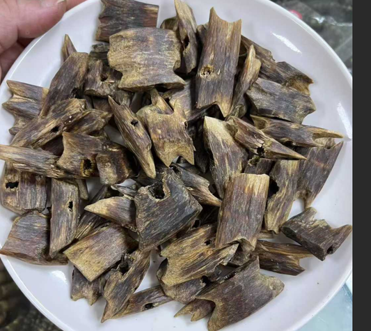 Agarwood WuShenYuanYe Red oil chunks raw materials