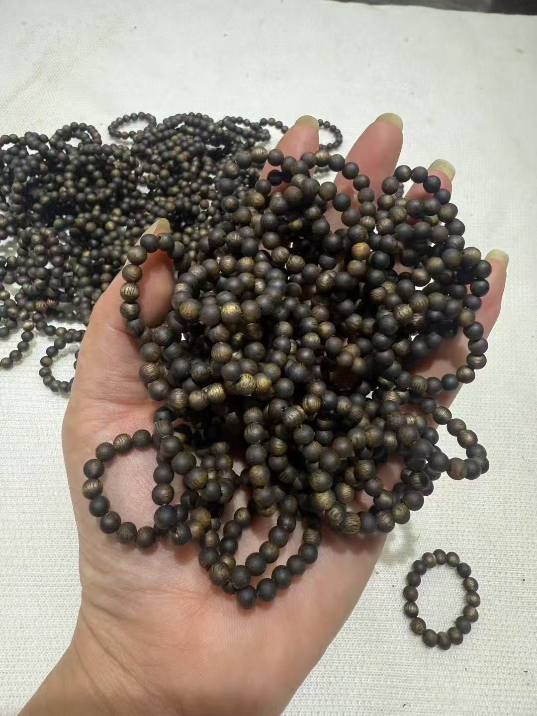 خاتم إصبع صغير من خشب العود الأخضر كينام